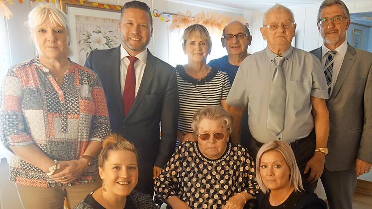 Zur Diamanthochzeit des Ehepaars Kulik gaben sich die Gratulanten die Türklinke in die Hand (von links): vorne: Enkelin Katharina, Oma Adelheid, Enkelin Joanna; hinten: Schwiegertochter Aniela, Bürgermeister Martin Finzel, Tochter Kornelia, Schwiegersohn Bogdan, Opa Hubert, Landrat Michael Busch.  Foto: Doris Weidner