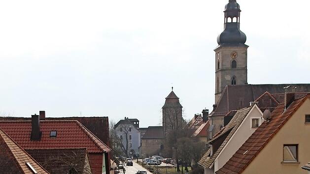 Im nächsten Abschnitt wird die Steinwegstraße bis zur Grünanlage im Hintergrund neu gestaltet.