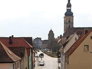 Im nächsten Abschnitt wird die Steinwegstraße bis zur Grünanlage im Hintergrund neu gestaltet.