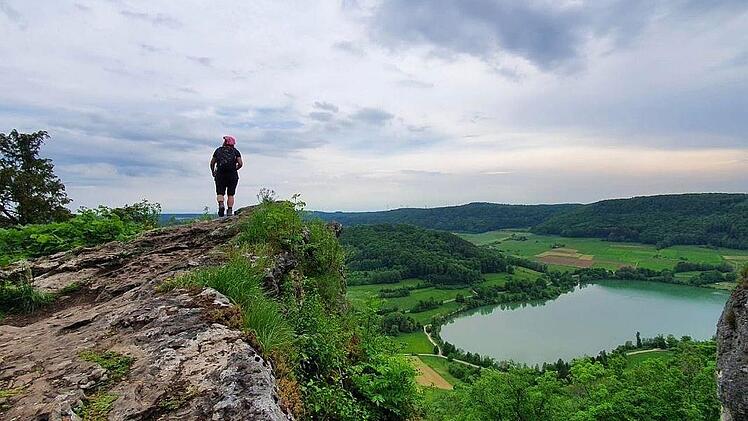BR-Redakteurin Christine Fischer unterwegs auf dem "Fränkische Alb Panoramaweg" am Happurger Stausee.