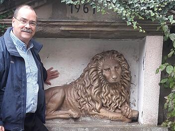 Der Biomediziner Dr. Thomas Dooley aus Alabama mit dem  Löwen, der als einziges Relikt des 1959 abgerissenen Gasthofs Zum Goldenen Löwen in Münnerstadt  übrig geblieben ist.