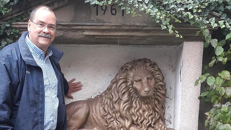 Der Biomediziner Dr. Thomas Dooley aus Alabama mit dem  Löwen, der als einziges Relikt des 1959 abgerissenen Gasthofs Zum Goldenen Löwen in Münnerstadt  übrig geblieben ist.