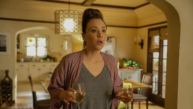 Ava Bartlett (Kaley Cuoco) wittert eine neue Story.