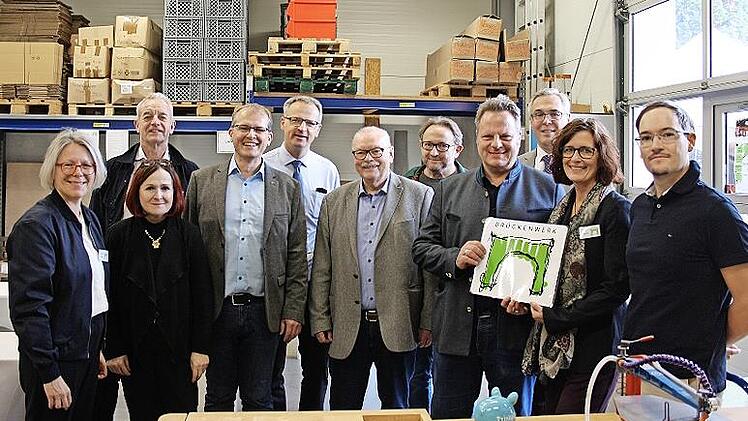 Stefan Fechner von der Sparkasse Kulmbach-Kronach sowie die stellvertretende Landrätin Christina Flauder und OB Ingo Lehmann hatten eine Spende mitgebracht.