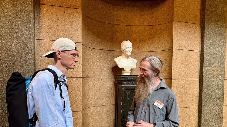 Felix (links) will durch Medikamente unsterblich werden. Wie eine KI ihm dabei helfen soll, erkl&auml;rt er im Gespr&auml;ch mit dem Alternsforschungstheoretiker Aubrey de Greay.
