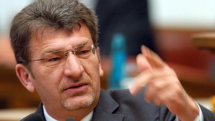 Wolfgang Hoderlein 2004 als Redner im Parlament.