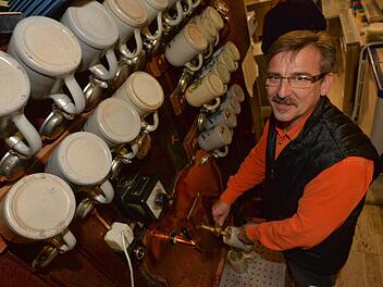 Heinrich Hölzlein zapft die "Stärke" für das neue Jahr. Foto: Ronald Rinklef