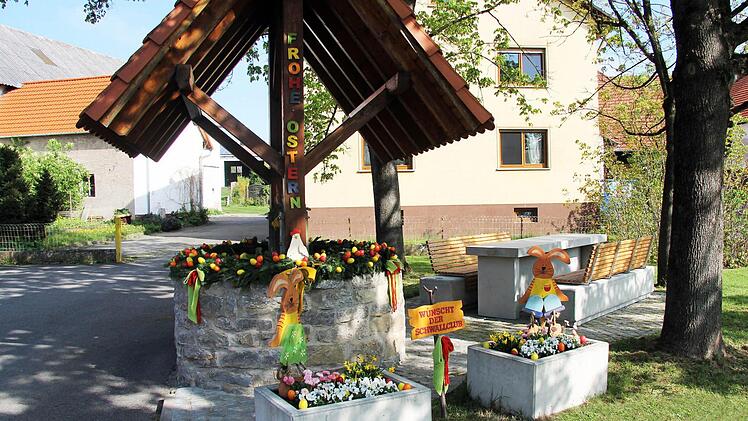 In Wachenroth kann man es sich jetzt gemütlich machen, um den Osterbrunnen zu bewundern. Die Firma Kaspar Röckelein und der Schwallclub, der den Brunnen schmückt, haben einen Betontisch mit zwei Sitzbänken gesponsert und aufgestellt. Foto: privat