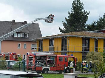 Vor Flammen blieb das Gebäude, in dem sich mehrere Praxen befinden, nahezu verschont. Allerdings wurde die Logopädie im ersten Stock vom Rauch in Mitleidenschaft gezogen.  Foto: Ronald Rinklef