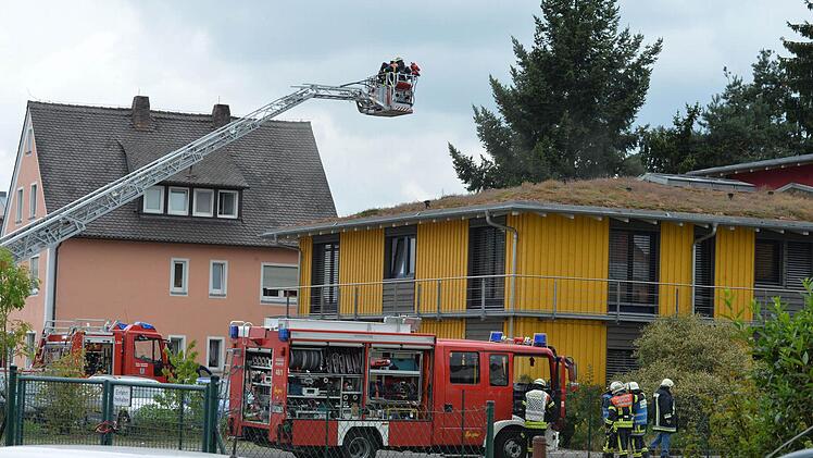 Vor Flammen blieb das Gebäude, in dem sich mehrere Praxen befinden, nahezu verschont. Allerdings wurde die Logopädie im ersten Stock vom Rauch in Mitleidenschaft gezogen.  Foto: Ronald Rinklef
