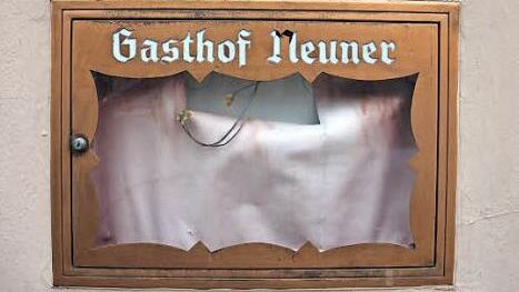 Schon lange hängen in diesem Schaukasten des ehemaligen Gasthofes keine Speisekarten mehr.