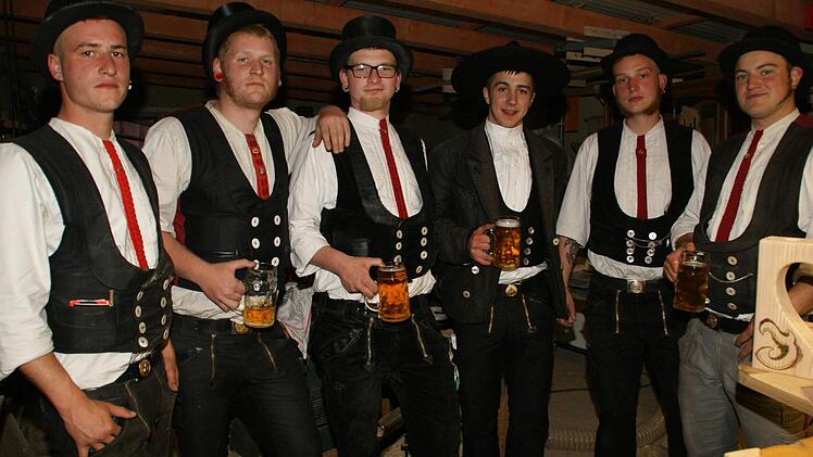In Moritz" Werkstatt im Elternhaus trafen sich die Wandergesellen zum Gruppenbild. Von links: Hinnerk, Florian, Flo, Moritz Spiegel, Fabsi und Mumpe, der Export-Geselle von Moritz.