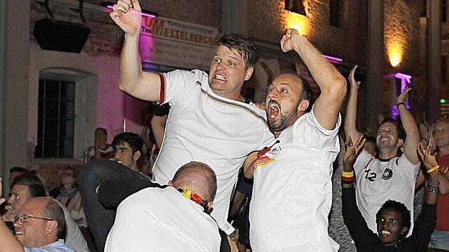 Maximales Spannungslevel: W&auml;hrend manche Zuschauer w&auml;hrend des Elfmeterschie&szlig;ens den Blick gar nicht mehr auf die Gro&szlig;bildleinwand richten wollten, wussten Andere nach dem entscheidenden Treffer von Jonas Hector gar nicht mehr wohin mit ihren Gef&uuml;hlen. Foto: Michael Wunder