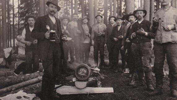 Eine Aufnahme mit Waldarbeitern aus dem Jahr 1916.