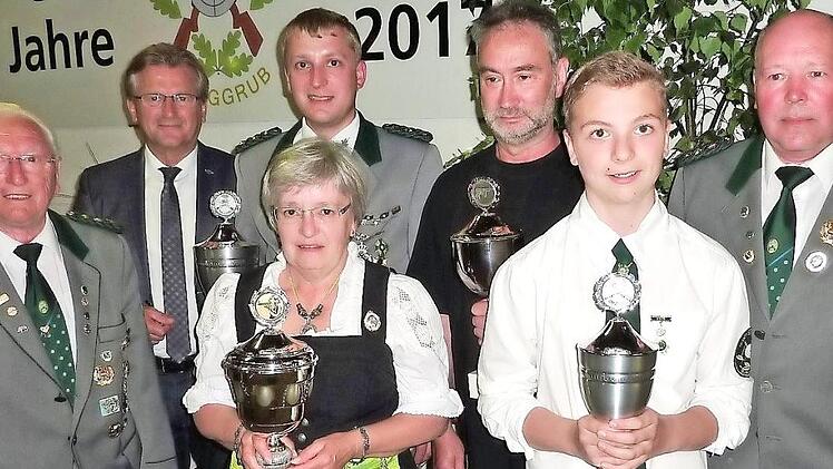 Viele Gewinner und Offizielle(v. l.): Ehrenoberschützenmeister Herbert Schmitt, Schirmherr Bürgermeister Rainer Detsch, Schützenmeister Alexander Ehrsam, Schützenkaiserin Irene Ehrsam, Martin Kob, Jungschützenkönig Sven Dietz, Oberschützenmeister Uwe Günther. Foto: Gerd Fleischmann