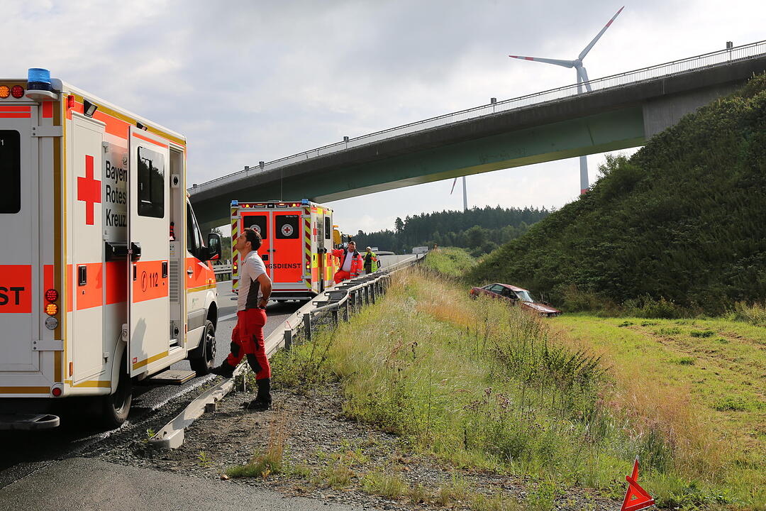 A72 im Kreis Hof: Auto überschlägt sich und landet im Graben