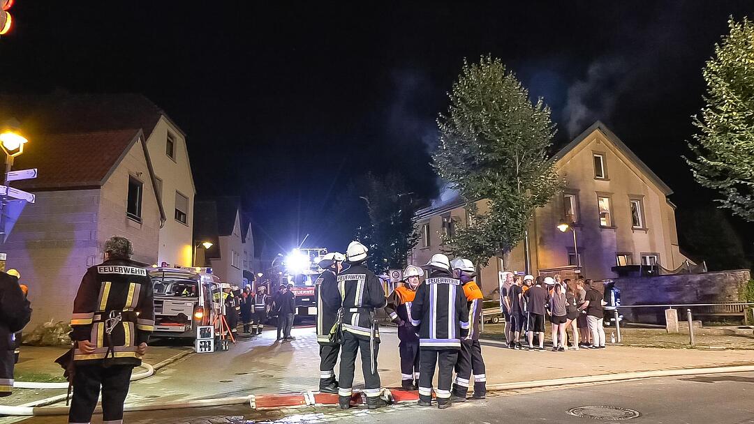 Dachstuhl von Einfamilienhaus in Retzstadt brennt aus