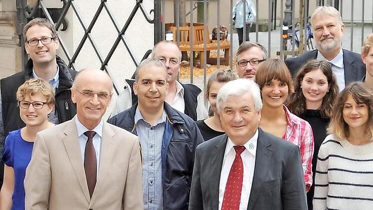 Die Medizinstudenten mit den betreuenden Ärzten und dem Projektteam rund um die "Gesundheitsregion plus" mit Landrat Wilhelm Schneider und Dieter Geis, dem Vorsitzenden des Bayerischen Hausärzteverbandes, bei der Verabschiedung der Famulanten in Haßfurt  Foto: Torsten Fricke/Bayerischer Hausärzteverband