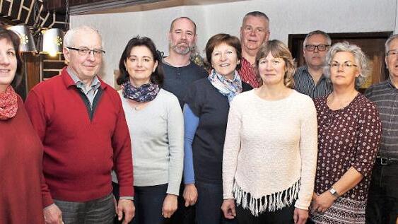 Der neu gew&auml;hlte Vorstand des Gesangvereins Liederkranz Frohsinn M&uuml;hlhausen mit seinem Vorsitzenden Richard Sapper (Zweiter von links), der im Amt best&auml;tigt wurde.  Foto: Evi Seeger