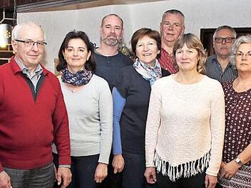 Der neu gewählte Vorstand des Gesangvereins Liederkranz Frohsinn Mühlhausen mit seinem Vorsitzenden Richard Sapper (Zweiter von links), der im Amt bestätigt wurde.  Foto: Evi Seeger