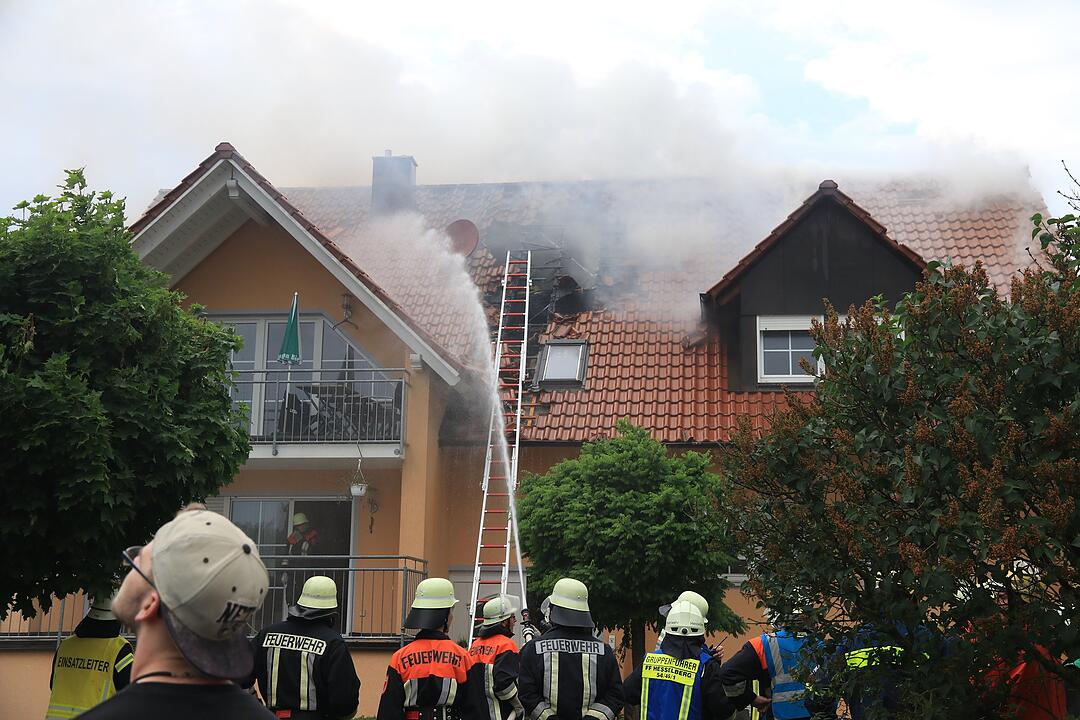 Blitzeinschlag: Dachstuhl geht nach Gewitter in Flammen auf