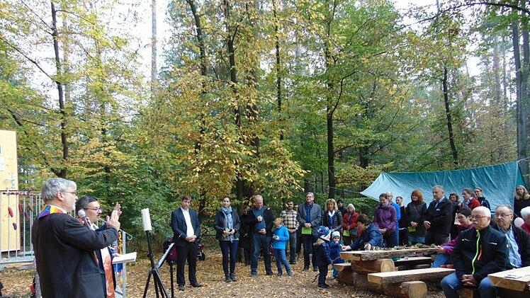 Die evangelische Pfarrer Axel Berthold sein katholischer Kollege Joachim Cibura bei der Segnung des Kindergartens Foto: Petra Malbrich