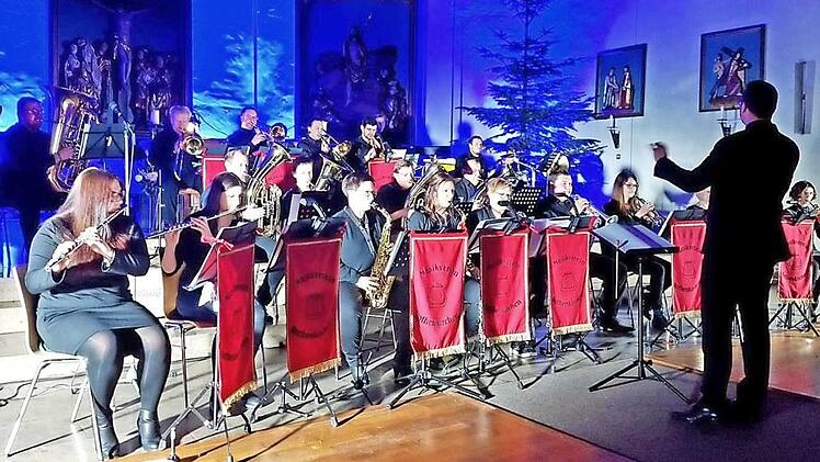 In wechselndes Licht war die St-Bartholomäus-Kirche getaucht, als der Musikverein Rothenkirchen (Leitung Daniel Hilbert) musizierte. Foto: Kai Baumstark