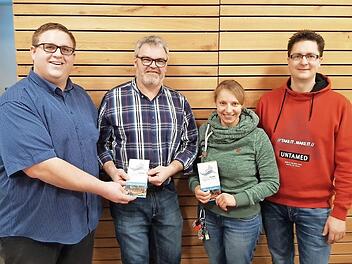 Ehrungen bei den "Helfern vor Ort" in Eggolsheim: Das Bild zeigt von links Andreas Reisch (Vorstandsmitglied), die für 2000 Stunden ehrenamtlichen Einsatz geehrten Anton Martin und Andrea Reußer sowie Zweiten Vorsitzenden Jörg Wolf. Foto: Mathias Erlwein