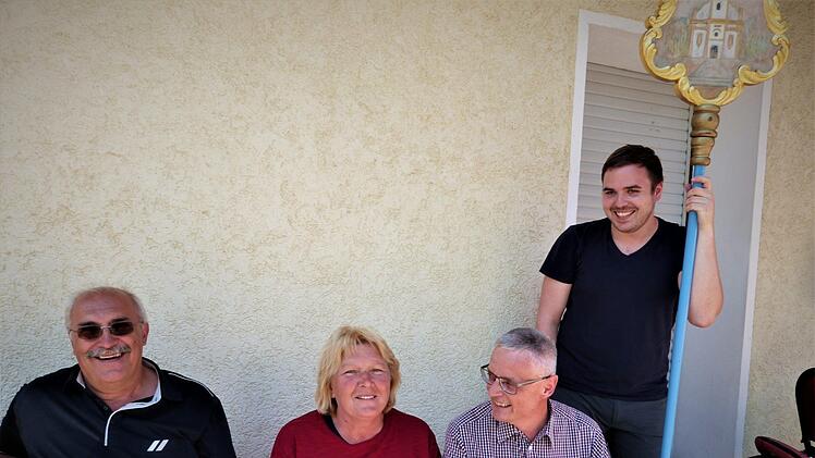 Jürgen und Monika Seidl sind gerne Gastgeber für die Wallfahrer. Rechts daneben Reimund Söhnlein, der die Wallfahrt mit seinem Team seit Jahren organisiert. Foto: Werner Reißaus