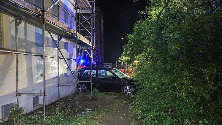 Ein junger Autofahrer rammt kurz vor Mitternacht ein Bauger&uuml;st in Oberfranken. Foto: News5/Merzbach