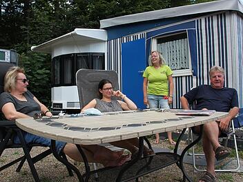 Hiltrun Krämer, Tochter Nina-Ruth Halbig und Gerhard Krämer (stehend Parkleiterin Sandra Riesen) machen es sich auf ihrem Dauerstellplatz beim Knaus Campingpark Bad Kissingen gemütlich.Kerstin Väth