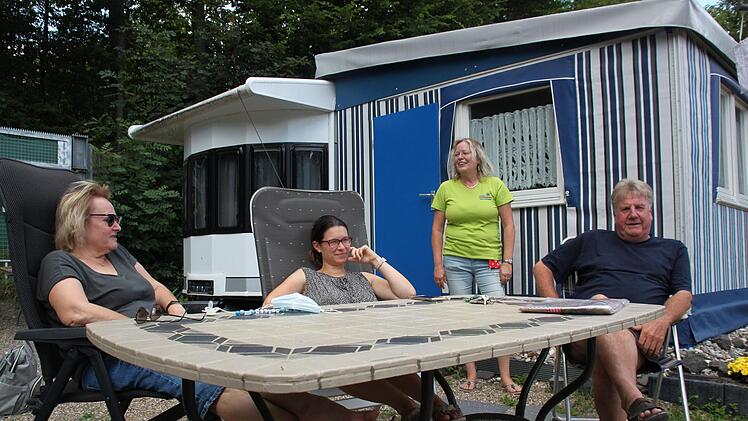 Hiltrun Krämer, Tochter Nina-Ruth Halbig und Gerhard Krämer (stehend Parkleiterin Sandra Riesen) machen es sich auf ihrem Dauerstellplatz beim Knaus Campingpark Bad Kissingen gemütlich.Kerstin Väth