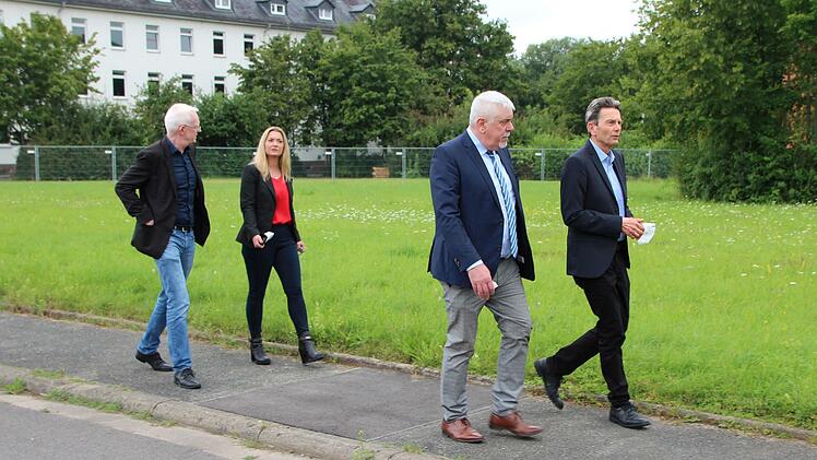 Alt-OB Norbert Tessmer (Zweiter von rechts) und SPD-Bundestagskandidatin Ramona Brehm zeigten am Donnerstag Rolf Mützenich das ehemalige BGS-Gelände in Coburg.