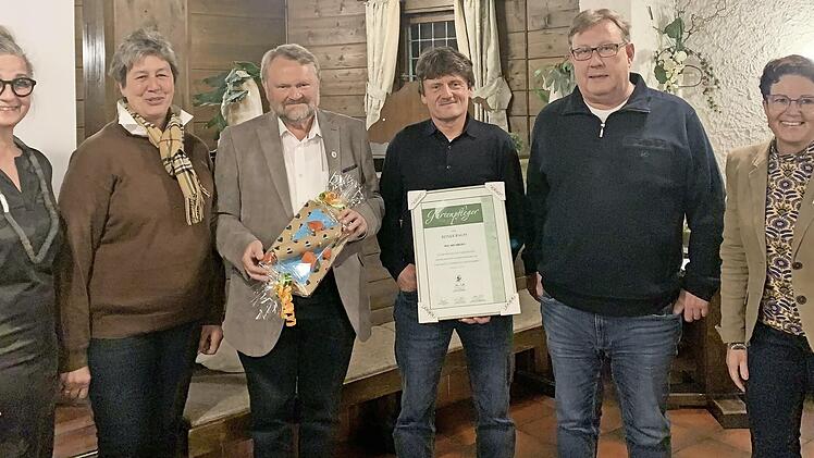 Die Zweiten Vorsitzenden des Bezirksverbandes Oberfranken f&uuml;r Gartenbau, Jeanette Simon Tischer (von links) und Birgit Wunderatsch, Kassierer Friedhelm Haun, Reiner Rauh mit der Gartenpflegerurkunde, der Kreisfachberater f&uuml;r Gartenkultur im Landkreis Forchheim, Hans Schilling, und die Vorsitzende des Bezirksverbandes, Gudrun Brendel-Fischer