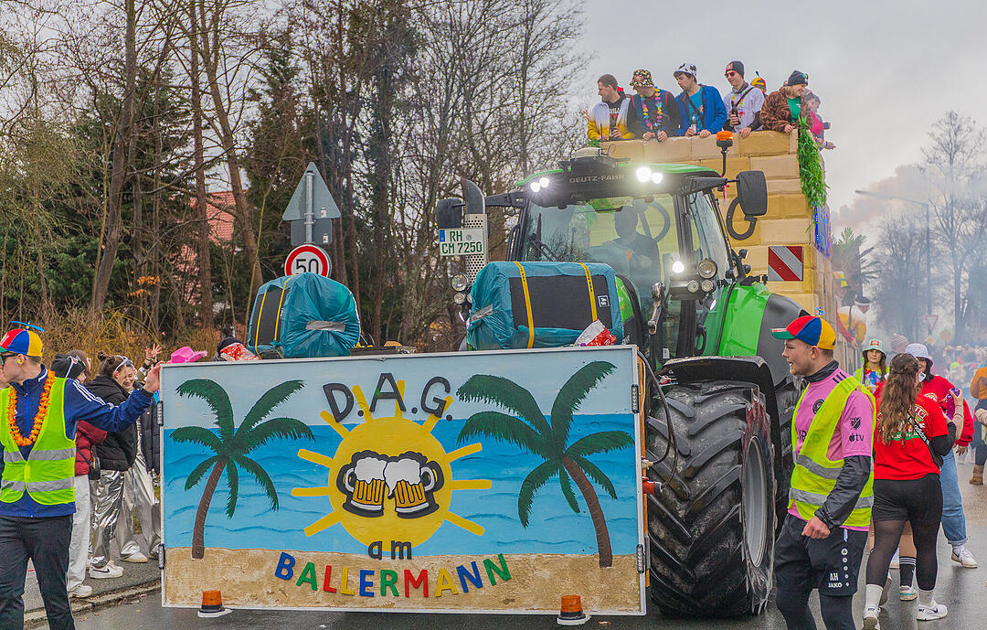 Buntes Faschingstreiben begeistert groß und klein.