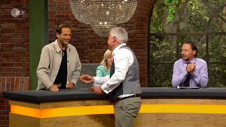 Julian Schmitz-Avila (links) bekam das Objekt für 210 Euro: "Bei Küchengeräten oder der Firma Berkel muss ich aber auch zuschlagen."