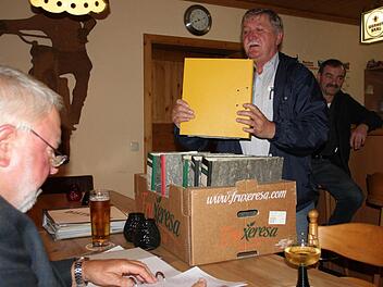 Aktenstudium: Schriftführer Alois Voigt (links) und Gregor Pecht suchten nach der Vereinssatzung aus dem Jahr 1988; im Hintergrund Klaus Wohlfahrt. Foto: Ralf Kestel