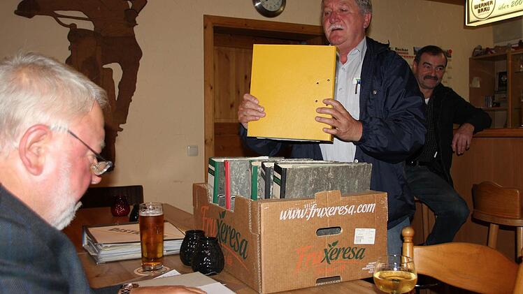 Aktenstudium: Schriftführer Alois Voigt (links) und Gregor Pecht suchten nach der Vereinssatzung aus dem Jahr 1988; im Hintergrund Klaus Wohlfahrt. Foto: Ralf Kestel