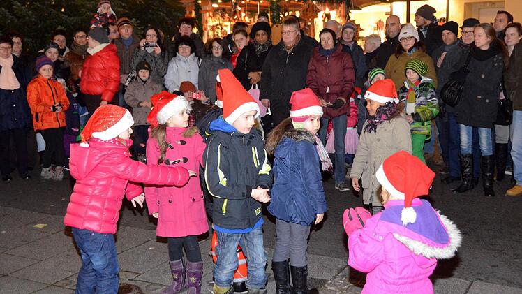 Vorführung der Tanzschule Drosd Tessari auf dem Weihnachtsmarkt in Bad Kissingen
