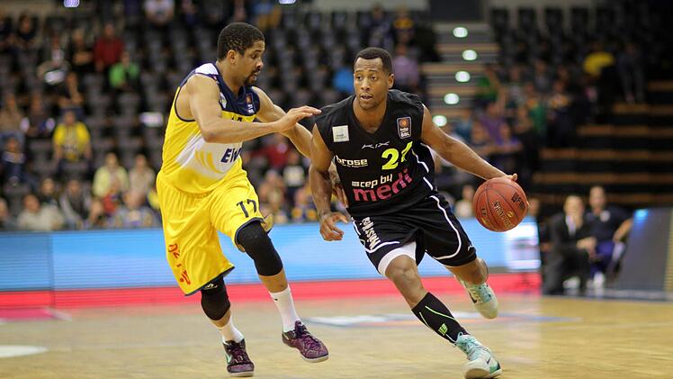 Ty McKee (links, Oldenburg) gegen Trevon Hughes.