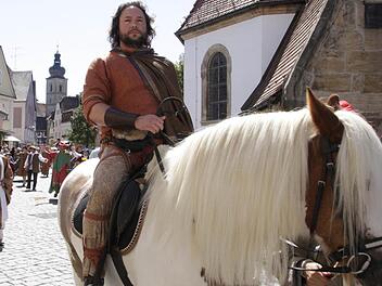 Hoch zu Pferd ritten im historischen Teil des Zuges Karl der Große und Ludwig der Fromme (im Bild). Foto: Josef Hofbauer