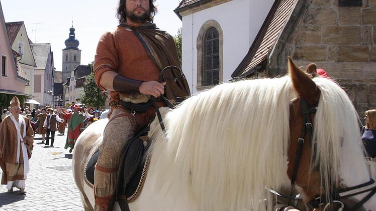 Hoch zu Pferd ritten im historischen Teil des Zuges Karl der Große und Ludwig der Fromme (im Bild). Foto: Josef Hofbauer