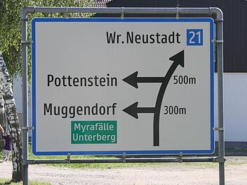 Es ist nicht ein Wegweiser auf der A 9 bei Pegnitz, sondern die Ausfahrt auf der Autobahn nach Wien. Wenige Kilometer von Muggendorf entfernt liegt auch das niederösterreichische Pottenstein. Foto: Paul Pöhlmann