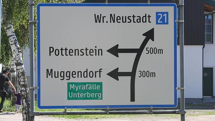 Es ist nicht ein Wegweiser auf der A 9 bei Pegnitz, sondern die Ausfahrt auf der Autobahn nach Wien. Wenige Kilometer von Muggendorf entfernt liegt auch das niederösterreichische Pottenstein. Foto: Paul Pöhlmann