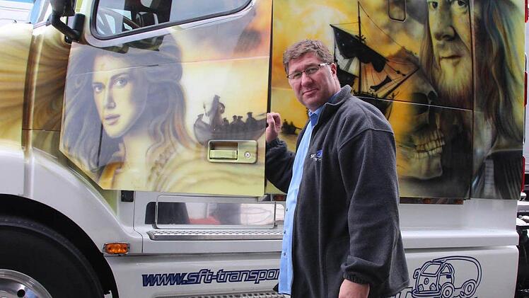 Sascha Fleischmann mit dem Hauben-Laster Foto: Friedwald Schedel