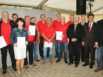 "19 junge Männer gründeten 1977 den MSC Dankenfeld", heißt es in der Vereinschronik - sie alle waren dabei. Diese Treue würdigten Bürgermeister Thomas Sechser und Ludwig Heining vom ADAC Nordbayern (von rechts).