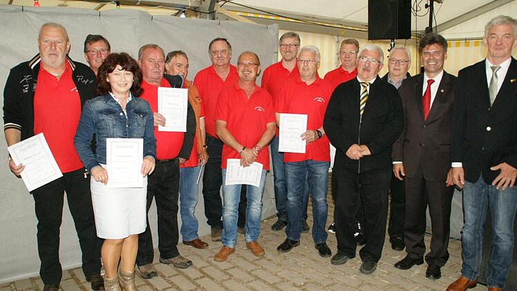 "19 junge Männer gründeten 1977 den MSC Dankenfeld", heißt es in der Vereinschronik - sie alle waren dabei. Diese Treue würdigten Bürgermeister Thomas Sechser und Ludwig Heining vom ADAC Nordbayern (von rechts).