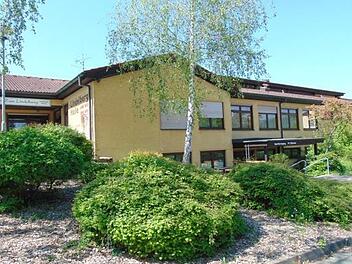 Ein dicker Brocken werden die Kosten für die Sanierung der Lindelberghalle. Kommt für die Fassade noch eine energetische Dämmung dazu, steigt der Preis weiter. Das tut er noch einmal, falls das Dach gleich mitgemacht wird.