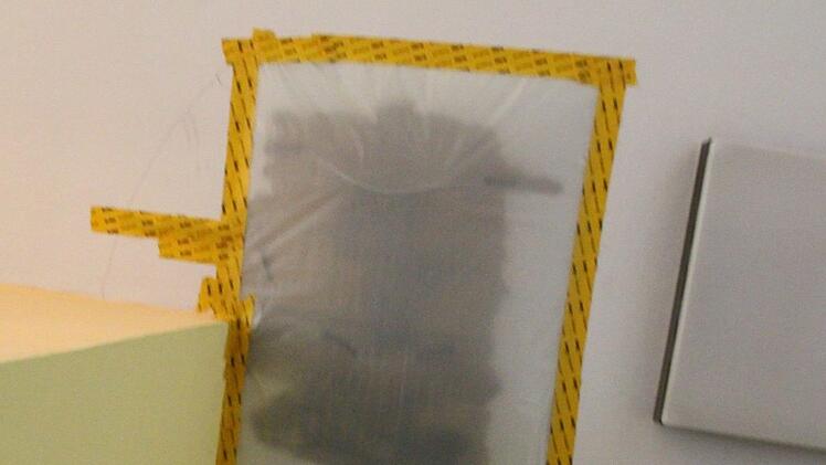 Ein abgeklebter Fleck an der Decke, zeigt, dass eine Sanierung notwendig ist.