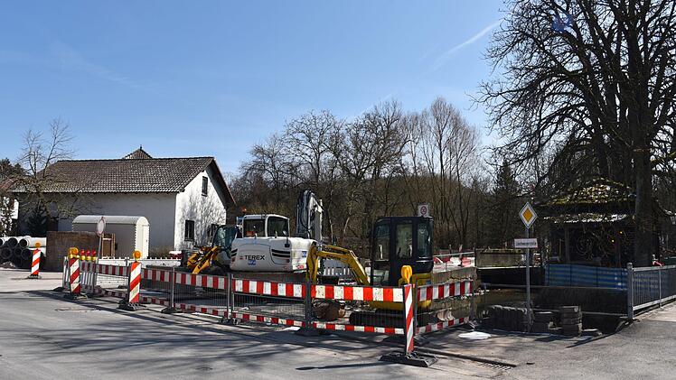 Die Arbeiten an der Brücke haben begonnen. Am Montag beschloss der Gemeinderat, die Pflastersteine auszuschreiben. Foto: Gabi Arnold